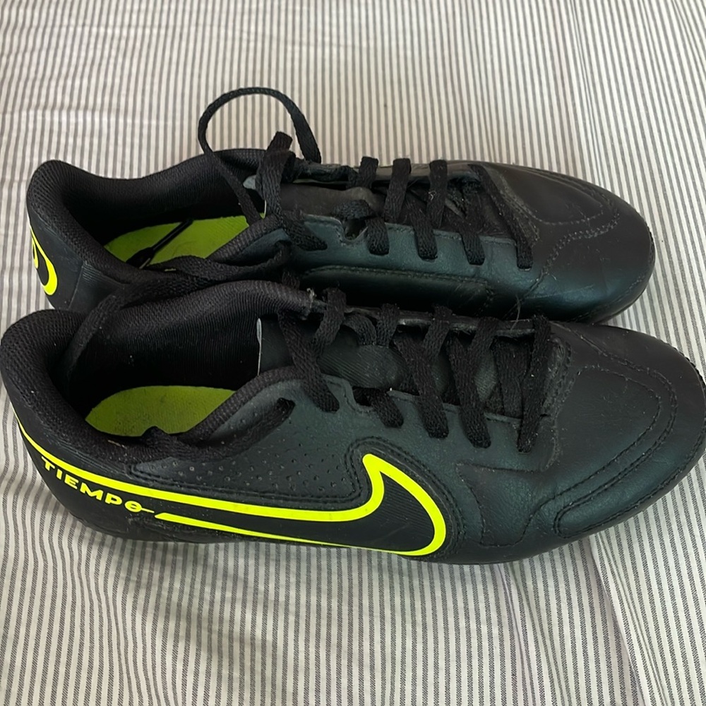 Nike Tiempo legend 9 light green and black